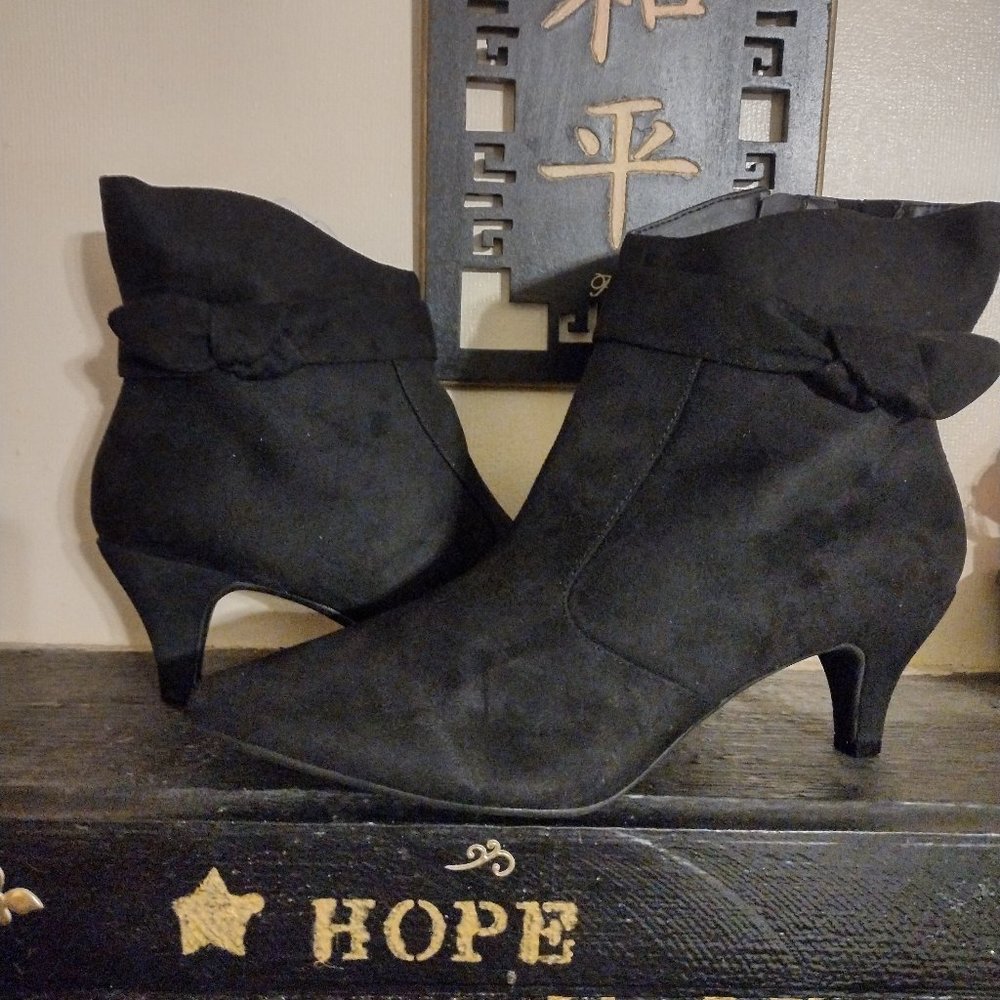 Comfort View ankle boot, 12M, Black suede